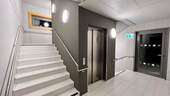Treppenhaus mit Fahrstuhl - 