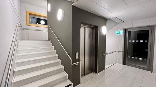 Treppenhaus mit Fahrstuhl - 