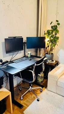 Arbeitsplatz mit Bildschirmen - Etagenwohnung mit 31,00 m&sup2; in Köln zur Miete