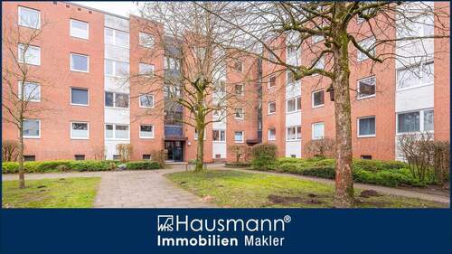Hausansicht - Familienfreundliche 4-Zimmer-Wohnung direkt am Naturschutzgebiet in Hamburg-Hummelsbüttel!