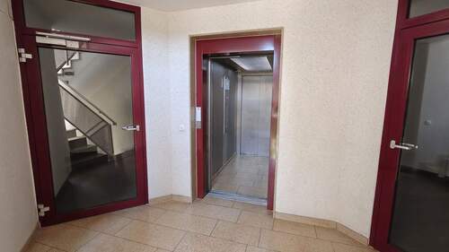 Hausflur mit Aufzug - 