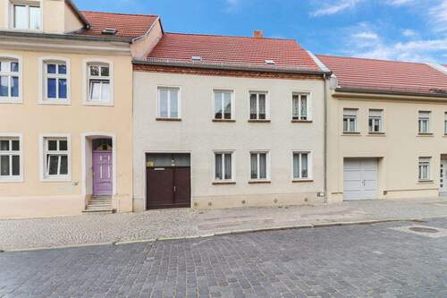 Straßenansicht - Reihenmittelhaus in zentraler Lage von Stendal - historischer Charme trifft moderne Wohnqualität