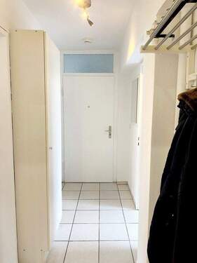 Flur mit Kleiderschrank - 