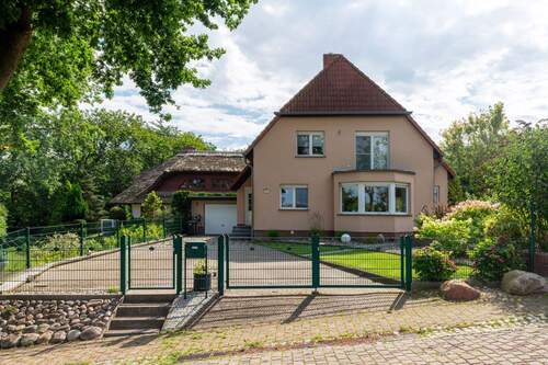 Das gepflegte Einfamilienhaus mit abschließbarem Einfahrtstor - 5 Zimmer Mehrfamilienhaus, Wohnhaus zum Kaufen in Buschvitz