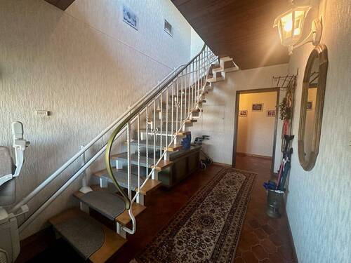 Treppenaufgang mit Treppenlift - 