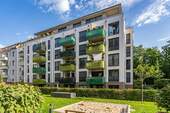 Hausansicht - Neuwertige Erdgeschosswohnung mit eigenem Garten und TG Stellplatz - vermietet