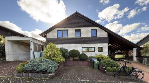 Straßenansicht - Gemütliches familienfreundliches Split-Level-Haus mit Kaminofen und Gartenidylle am Naturpark Arnsberger Wald