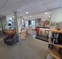 Laden in Toplage von Remshalden-Grunbach mit großen Schaufenstern und Parkplätzen