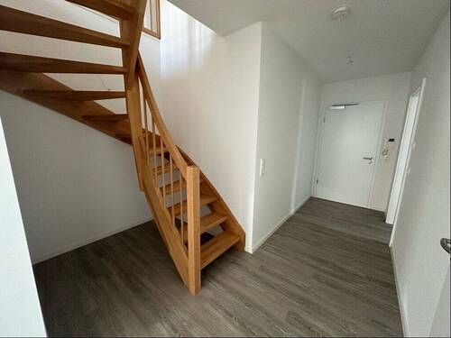 Flur mit Treppe in den Spitzboden - 
