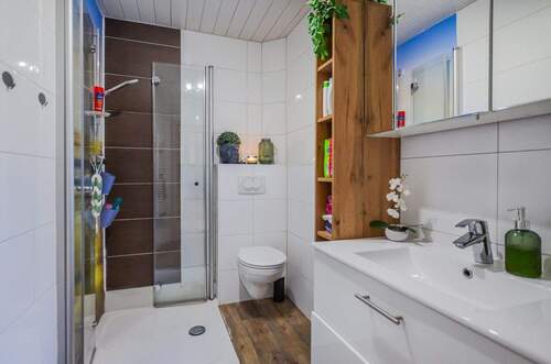Badezimmer (EG) - Mehrfamilienhaus, Wohnhaus mit 235,00 m² in Lage zum Kaufen
