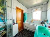 Tageslichtbad mit Dusche und Whirlpool - 4 Zimmer Etagenwohnung in Dresden