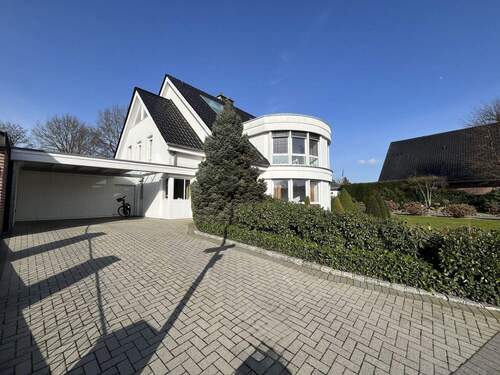 Einfahrt - viel Platz für die Familie! große und moderne Doppelhaushälfte in Neuenkirchen mit Carport