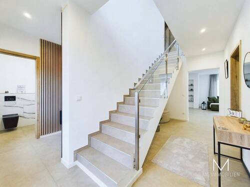 Flur - 7 Zimmer Doppelhaushälfte in Hütschenhausen