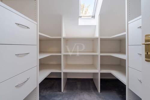 An das Schlafzimmer angrenzende Ankleide - 