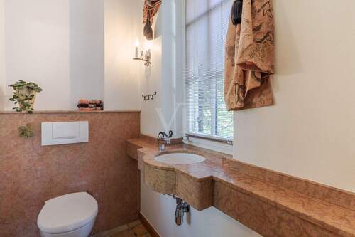 Gäste-WC im gartenseitigen Haus - 