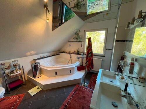 Tageslichtbad mit Dusche und Eckwanne - 