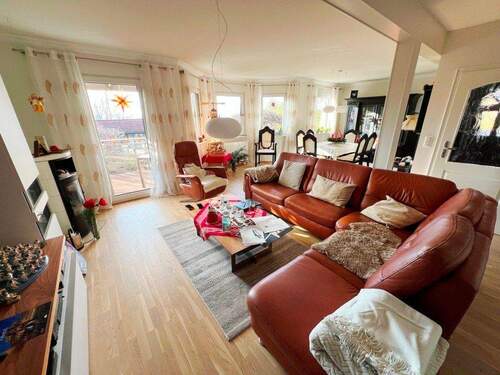 großes Wohnzimmer - 5 Zimmer Einfamilienhaus in Dresden