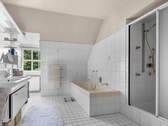 Tageslicht Wannenbad mit Dusche - 