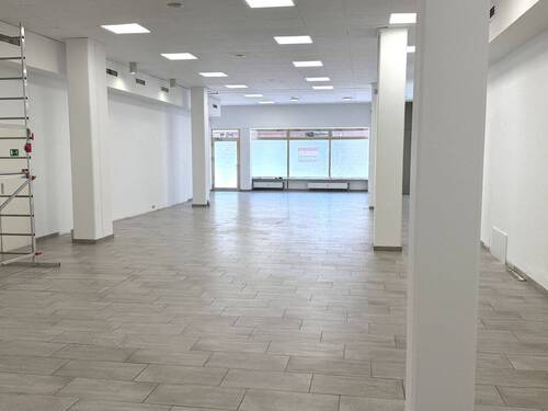 großer Verkaufsraum - 