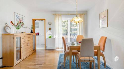 Wohnzimmer 3 (möbliert) - Bezugsfreie Drei-Zimmer-Wohnung mit Balkon und Stellplatz in grüner Lage mit top City-Anbindung