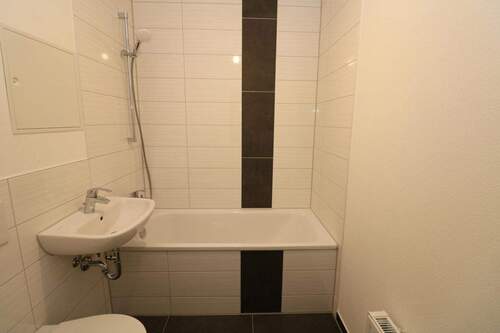 Beispiel Bad mit Wanne - Schickes Nest sucht Nachwuchs...helle 4-RW mit Wanne u. Balkon!!!