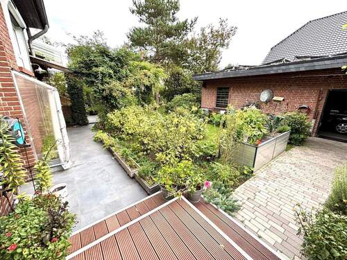 Blick in den Garten mit Garage - 