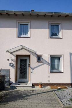 Haus Vorderansicht - Verkauf eines Reihenmittelhauses in Schwalbach Taunus