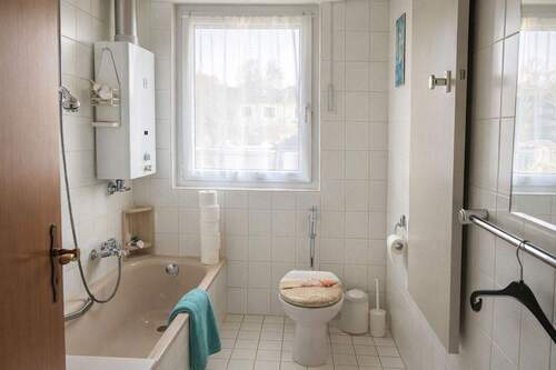 1.OG. Bad mit WC und Badewanne - 