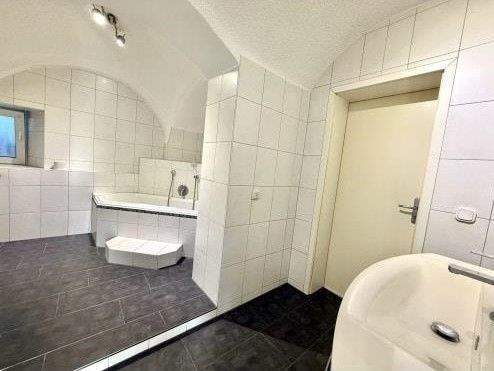 Bad 2.jpg - 7 Zimmer Einfamilienhaus zur Miete in Floß