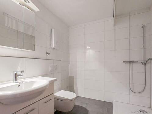 Bad mit nahezu bodengleicher Dusche - Provisionsfrei für Käufer: Erdgeschoss-Wohnung (Hochparterre) mit Balkon in Hamm-Herringen