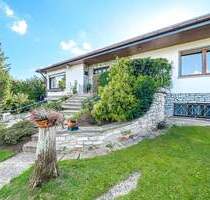 Bungalow-Stil in Feldrandlage: zwei Garagen, Stellplätze, Garten & sonniges Grundstück in Usingen-OT