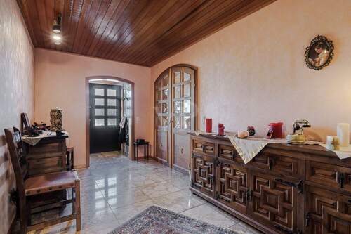 Geräumiger Eingangsbereich - 3 Zimmer Einfamilienhaus zum Kaufen in Usingen