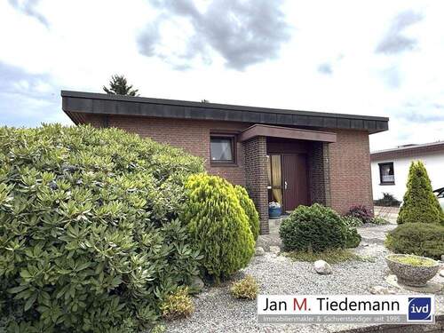 Hausansicht links - St. Gertrud: Einfamilienhaus im Split-Level mit 6 Zimmern, Keller und Garage