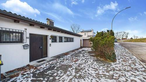 Einfahrt.jpg - Einfamilienhaus mit 269,00 m&sup2; in Friedberg zum Kaufen