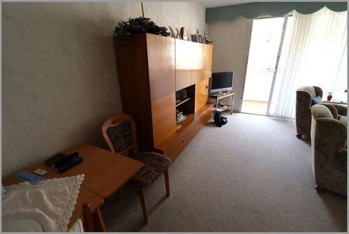 Wohnzimmer m. Zugang zum Balkon - 