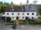 Luftaufnahme - Charmantes Reihenmittelhaus mit Sanierungsbedarf am Waldrand