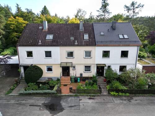 Luftaufnahme - Charmantes Reihenmittelhaus mit Sanierungsbedarf am Waldrand