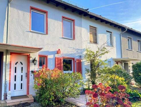 K265 Ansicht mit Vorgarten - Modernisiertes und gut ausgestattetes Reihenhaus in begehrter Lage