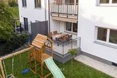 Terrasse + Garten - 3-Zimmer EG-Traum: Garten, Terrasse, eigener Spielplatz & Fußbodenheizung