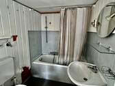 Badezimmer mit Badewanne, Dusche und WC - 