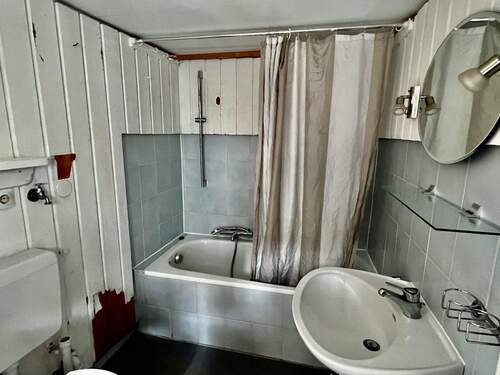 Badezimmer mit Badewanne, Dusche und WC - 