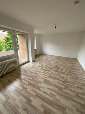 Wohnzimmer - 2 Zimmer Etagenwohnung zur Miete in Burgdorf