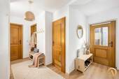 Flur, Eingang ELW - (Einrichtungsbeispiel) - 9 Zimmer Einfamilienhaus in Riedenburg