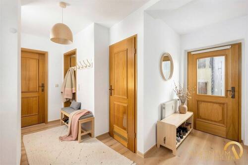 Flur, Eingang ELW - (Einrichtungsbeispiel) - 9 Zimmer Einfamilienhaus in Riedenburg