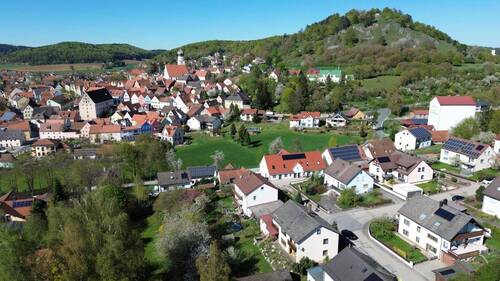 Naturnah - 8 Zimmer Einfamilienhaus in Velburg