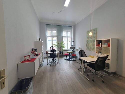 Zimmer 1 - hell + gepflegt + optimale Verkehrsanbindungen --- Praxis Büro Einzelhandel Atelier