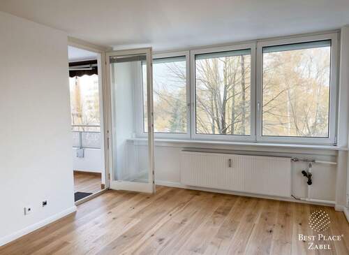 Lichtdurchflutetes Zimmer mit - Sanierte 3-Zimmer-Wohnung im beliebten Unterhaching