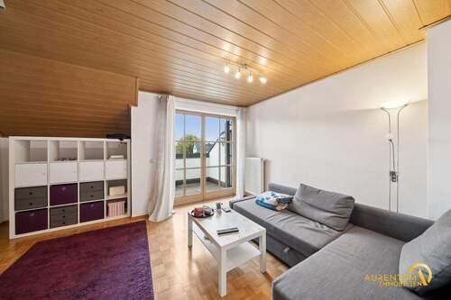Wohnzimmer - Helle 2-Zimmer-Dachgeschosswohnung mit Balkon, Loggia und Stellplatz - sofort verfügbar