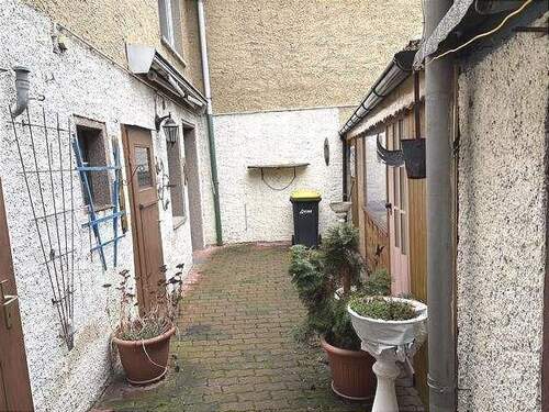 Hof und überdachte Terrasse - 4 Zimmer Einfamilienhaus in Nebra (Unstrut)