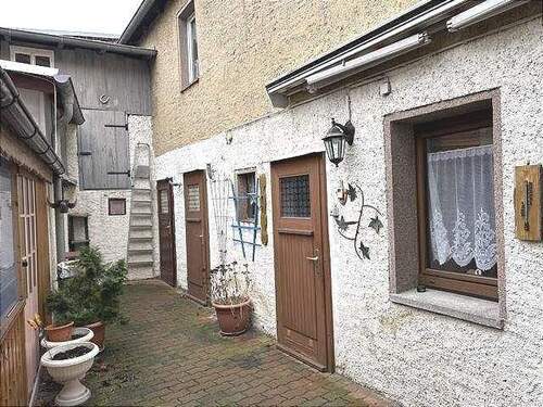 Hof und Zugang zu den Wirtschaftsräumen - 